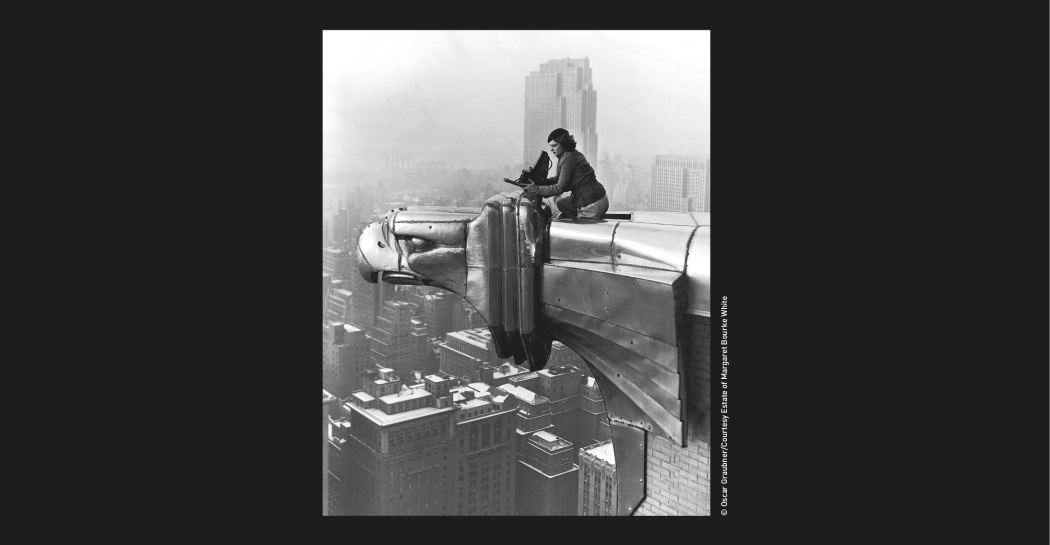 Margaret Bourke-White ritratta da Oscar Graubner mentre scatta una foto, in equilibrio sopra il gargoyle su cui affacciava il suo studio, al sessantunesimo piano del Chrysler Building, New York, USA, 1935