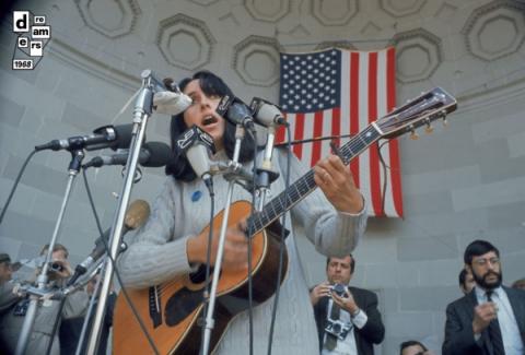 DREAMERS-1968-GETTY-IMAGES - Joan Baez canta durante una manifestazione contro la guerra a Central Park New York - 3 aprile