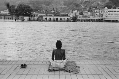 Haridwar, India, 1960, Meditazione in riva al Gange - Stampa originale d’epoca alla gelatina ai sali d’argento, 23,5 x 35,5 cm, archivio Cascio, Roma 