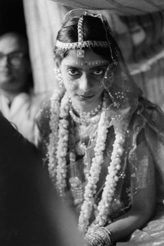 Mumbai, India, 1960, Ritratto di sposa  Stampa recente alla gelatina ai sali d’argento da negativo originale, 36 x 24 cm, archivio Cascio, Roma