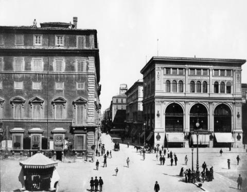 Via del Corso con i Magazzini Bocconi "Alle città d'Italia" sulla destra, 1890 ca