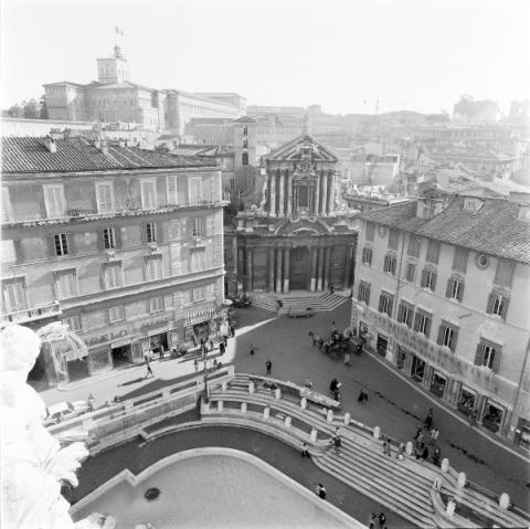G. primoli, Fontana di trevi, sullo sfondo la chiesa dei SS. Vincenzo e Anastasio, 1890 ca 