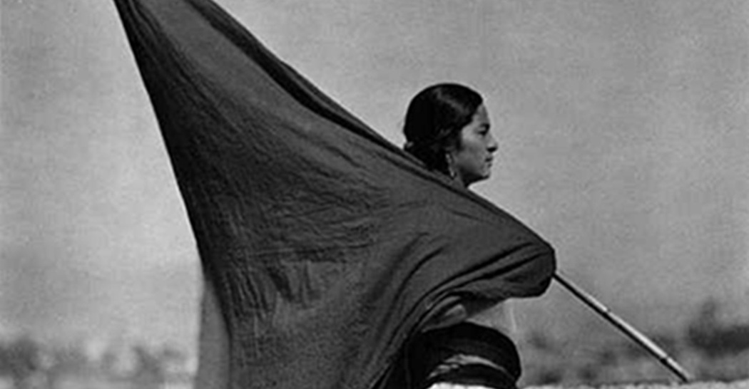 Tina Modotti, Donna con bandiera, Città del Messico, 1928