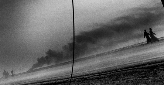 © Paolo PellegrinMagnumPhotos -Civilians fleeing Basra during intense fighting between coalition forces and Saddam fedayin. Iraq. 2003