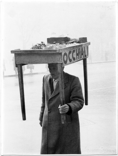 Mario Carbone, L’occhialaro, 1956. (Piazza Trilussa)