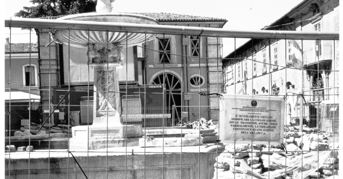 Piazza S. Margherita. La trasfigurazione © Gianni Berengo Gardin/Contrasto