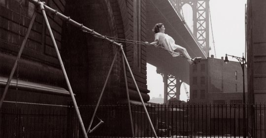 Walter Rosenblum, Bambina sull'altalena, New York, 1938 © Rosenblum Family