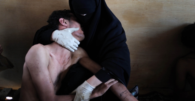 Samuel Aranda, Spagna, per The New York Times. Una donna tiene tra le braccia un parente ferito durante le proteste contro il presidente Saleh. Sanaa, Yemen, 15 ottobre
