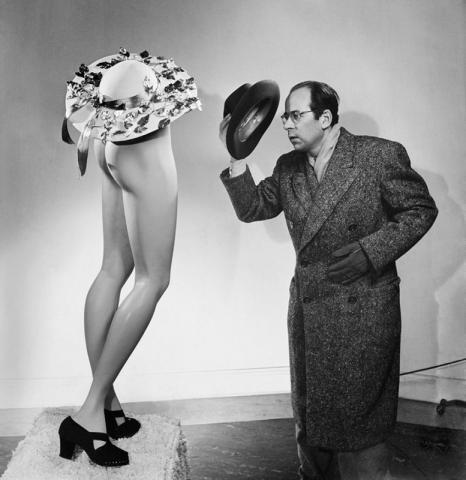 “Omaggio alla moda”, autoritratto, 1951, © Philippe Halsman Archive 2023