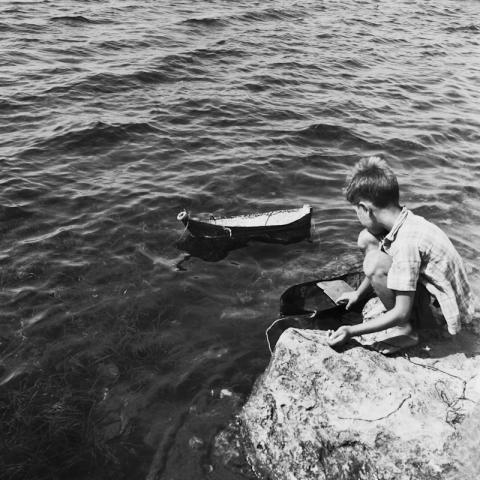 07_Sicilia_Lampedusa (AG)_Bambino al mare_1964_AFM-000068-01 07_Sicilia_Lampedusa (AG)_Bambino al mare_1964_AFM-000068-01