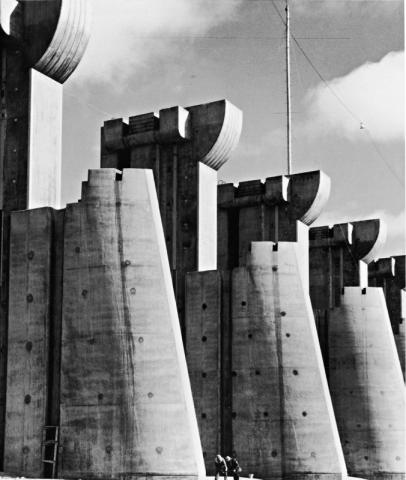 2. La Diga di Fort Peck, Montana, 1936. © Images by Margaret Bourke-White. 1936 The Picture Collection Inc. All rights reserved;