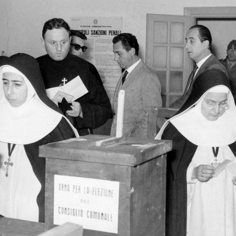 Alberto Sordi vota alle elezioni comunali. 6 novembre 1960. Parma - Centro Studi e Archivio Comunicazione Università di Parma - Fondo Publifoto