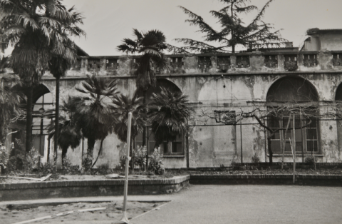 Chiostro del Monastero di Sant'Egidio prima metà degli anni Settanta prima dei lavori di funzionalizzazione a Museo. Fondo del Museo di Roma in Trastevere 