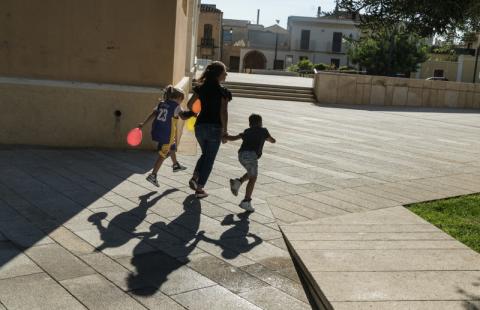 Cagliari - Un'educatrice insieme a due bambini della casa famiglia "Casa delle Stelle" della Fondazione Domus De Luna a Quartucciu, che partecipano alle attività realizzate nell'ambito del progetto Sa Domu est Pitticca, Su Coru Mannu