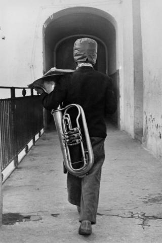 Sciacca, Sicilia, 1956, Fine del Concerto Stampa originale d’epoca alla gelatina ai sali d’argento, 35,5 x 23,5 cm, pubblicata ne “Il Mondo”, a.9 (1957), n.37, archivio Cascio, Roma