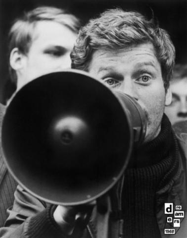 DREAMERS-1968-AFP - Il leader studentesco francese Daniel Cohn Bendit e manifestanti tedeschi tengono una protesta al confine franco tedesco -25 maggio