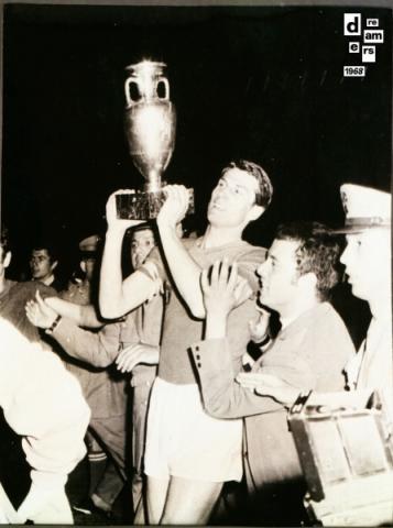 DREAMERS-1968-AGI - Giacinto Facchetti capitano della Nazionale alza la coppa dei campionati europei vinti a Roma contro la Jugoslavia -10 giugno