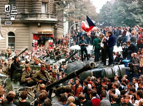 DREAMERS-1968-CAMERA-PRESS-CONTRASTO - Abitanti di Praga su di un carrarmato sovietico in piazza Venceslao - 21 agosto