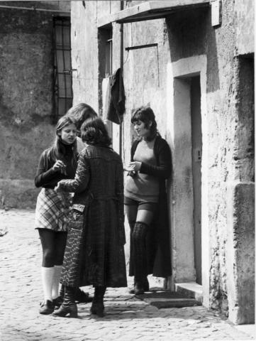 Gruppo di ragazze nei pressi di piazza di Sant'Egidio (Emilio Gentilini)