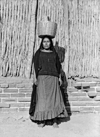 Donna con cesto sulla testa 1927