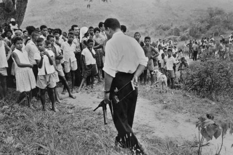 Stato del Pernambuco, Brasile, 1963, Le squadre armate dei latifondisti (Squadre organizzate dai latifondisti si armano in un estremo tentativo di contrastare la riforma agraria e l’occupazione delle terre). Stampa originale d’epoca alla gelatina ai sali d’argento, 23,5 x 35,5 cm, archivio Cascio, Roma