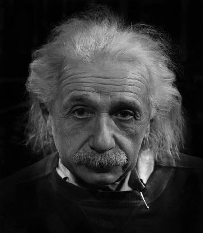 Lo scienziato Albert Einstein ritratto nella sua casa a Princeton, New Jersey, 1947, © Philippe Halsman Archive 2023