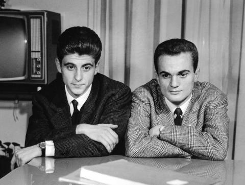 Milan-Inter. I calciatori Gianni Rivera e Sandro Mazzola studiano insieme. Milano 1960. Cremona, Archivi Farabola