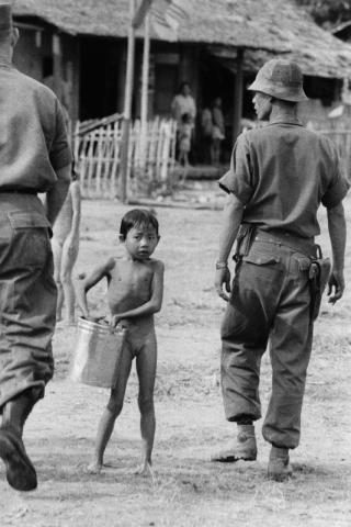 Vietnam del Sud, 1960, Nei villaggi nessuno sa nulla dei guerriglieri Viet Cong (Un bambino trasporta dell’acqua. Nei villaggi nessuno sa nulla dei guerriglieri Viet Cong). Stampa recente alla gelatina ai sali d’argento da negativo originale, 36 x 24 cm, archivio Cascio, Roma