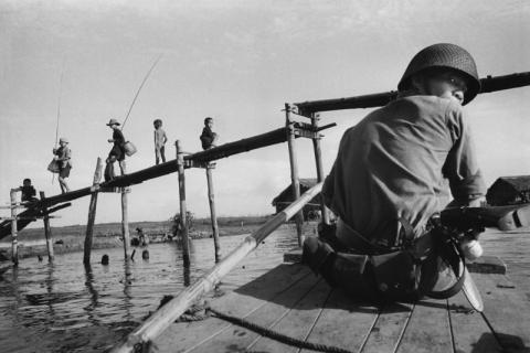 Binh Hung, Vietnam del Sud, 1960, Pattugliamento nel canale  (Una pattuglia di militari nazionalisti in perlustrazione a bordo di un sampam lungo uno degli innumerevoli canali della regione). Stampa recente alla gelatina ai sali d’argento da negativo originale, 24 x 36 cm, archivio Cascio, Roma