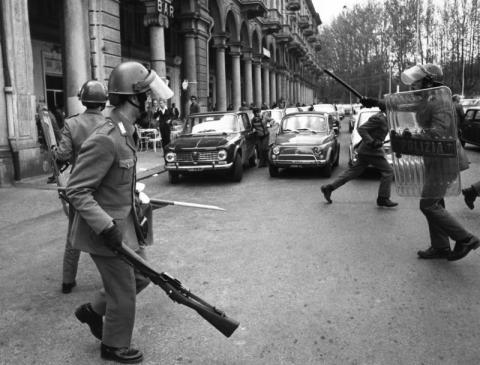 Polizia in attività antisommossa. 1972. Parma, CSAC, Fondo Publifoto