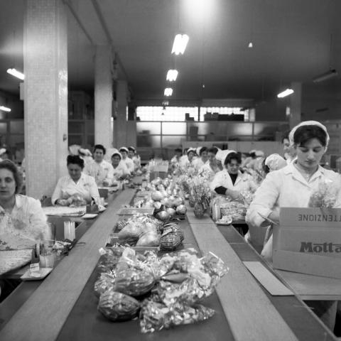 Uova di Pasqua. Milano 1961 - Archivi Farabola