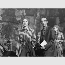 Dal film La vita e?? bella, Fotografo di scena Sergio Strizzi, Regia Roberto Benigni, Prod. Melampo Cinematografica, 1998