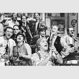 Quelli della notte, da sinistra Gegè Telesforo, Silvia Annichiarico, Giorgio Bracardi e Renzo Arbore 1985, Archivio Rai Trade 
