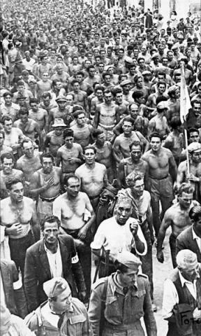 Un lungo corteo di contadini sfila per le strade di Roma prima di occupare le terre incolte all’interno del  Lazio (Archivio fotografico ANPI Palermo) 