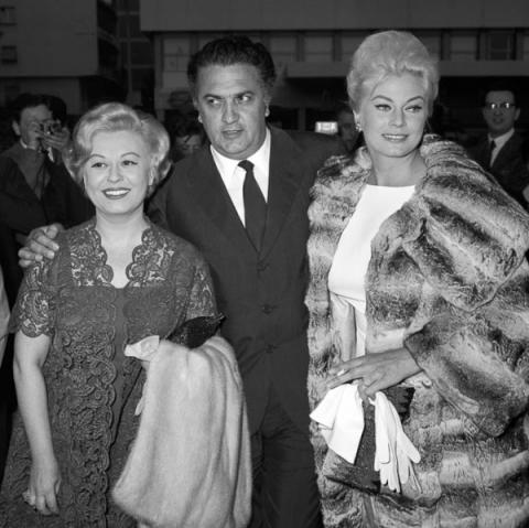 Giulietta Masina, Federico Fellini e Anita Ekberg al cocktail inaugurale di "Le tentazioni del dottor Antonio", episodio del film "Boccaccio ’70". Roma, 29 maggio 1961 