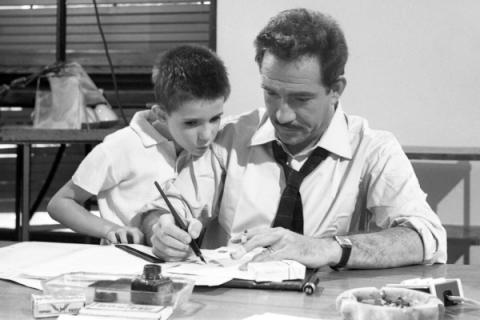 Ugo Tognazzi con il figlio Ricky sul set del film "I mostri". Roma, 30 giugno 1963