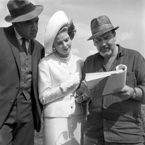Gli attori Anthony Quinn e Ingrid Bergman insieme al regista Bernhard Wicki sul set del film "La vendetta della signora". 30 settembre 1963 