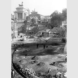 La nuova via del Teatro di Marcello durante le demolizioni, ottobre 1929