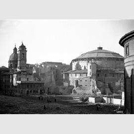 Le case intorno all'Augusteo sono in corso di demolizione, mentre il teatro-auditorio è ancora integro, gennaio 1937