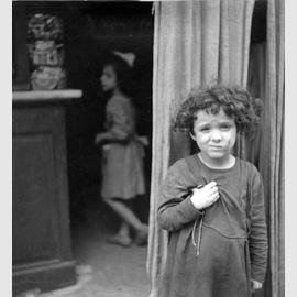 Ritratto di bambina sulla soglia dell'antica tabaccheria Ceci, in via della Penitenza, 1950 ca., Album di Roma