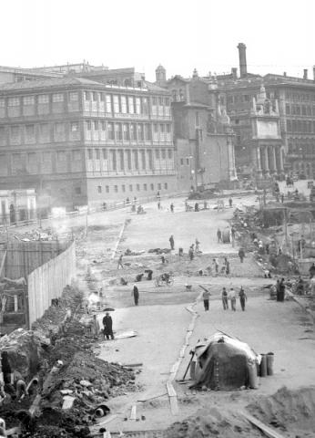 Via Bissolati in costruzione. Sullo sfondo l'Ufficio Geologico a sinistra e la fontana del Mosè a destra, 1938