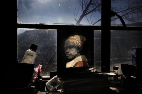 Malesa Khali, 35 anni e madre di tre figli, nella sua casa. Nel 2005 ha scoperto di essere sieropositiva. Suo marito è morto nel 1998 di Aids. Waterfall, Lesotho. Luglio 2006